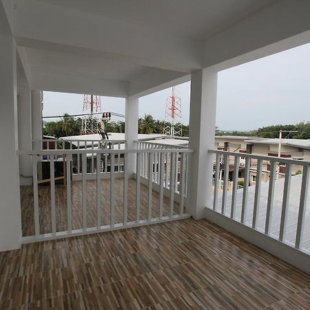 Living By Grace Apartment Si Sunthon Екстериор снимка