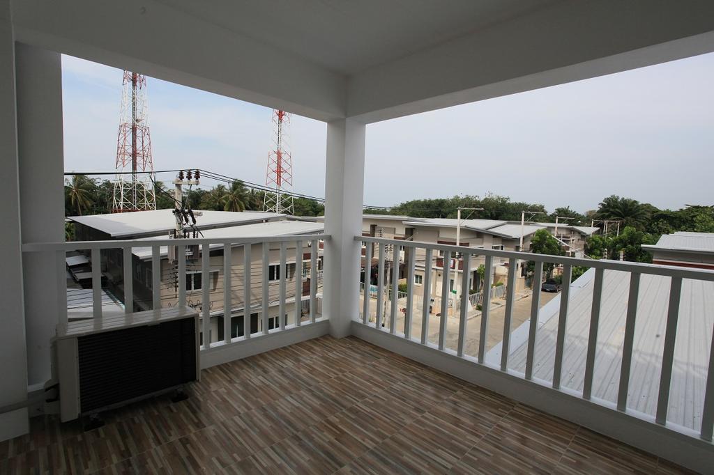Living By Grace Apartment Si Sunthon Екстериор снимка